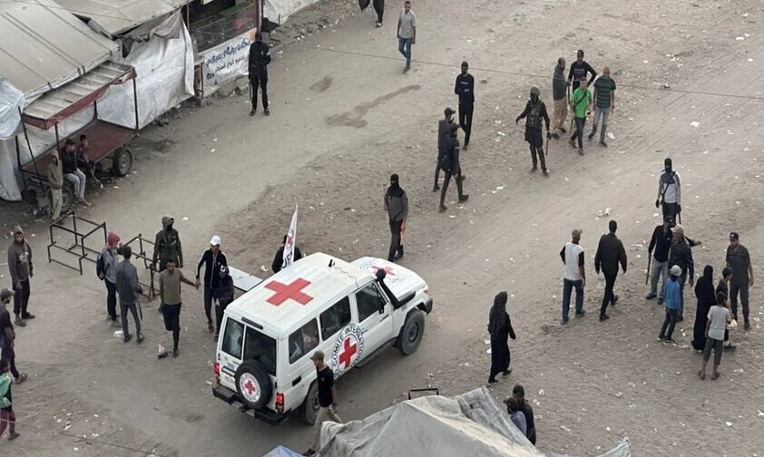بالصور .. الصليب الأحمر ينشر صور أول مجموعة أسرى إسرائيليين استلمها من حماس