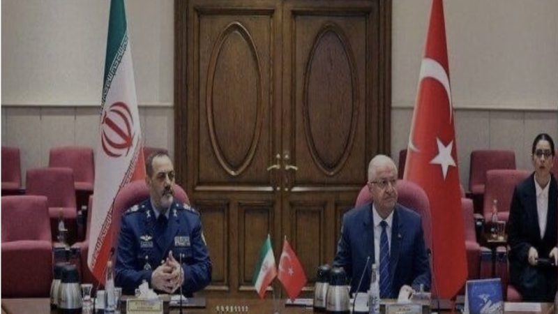 وزيرا الدفاع الإيراني والتركي يجتمعان في أنقرة لتعزيز التعاون العسكري