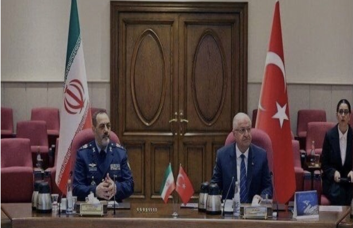 وزيرا الدفاع الإيراني والتركي يجتمعان في أنقرة لتعزيز التعاون العسكري