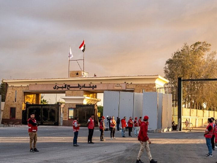 إسرائيل تغلق معبر رفح ردا على تأخر تسليم رفات الرهائن الإسرائيليين