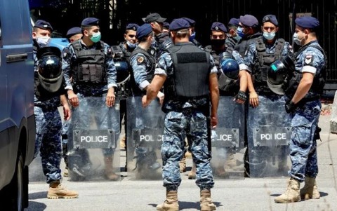 السلطات اللبنانية تعتقل 32 شخصًا مشتبها بتعاملهم مع إسرائيل وتقديم معلومات عن مواقع لـ”حزب الله” وتحركات المقاومة