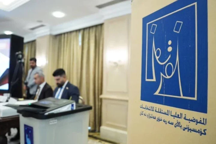 عزل موظف يعمل صباحاً بالمفوضية ومساءً بمكتب مرشحة للانتخابات في نينوى