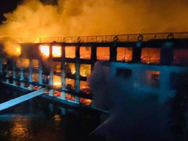 النيران تلتهم مركبا يقل 220 سائحا على نهر النيل في مصر