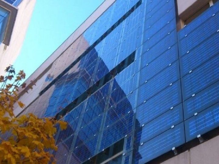 تقنية ثورية.. روسيا تطور خلايا شمسية شبه شفافة لتوليد الكهرباء من واجهات المباني
