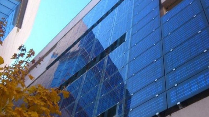 تقنية ثورية.. روسيا تطور خلايا شمسية شبه شفافة لتوليد الكهرباء من واجهات المباني