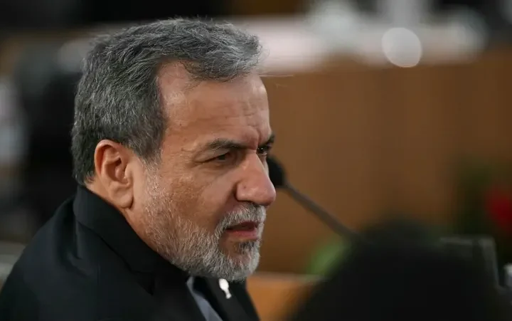وزير الخارجية الأيراني لمذيع امريكي : نحن لا ندفع لمؤثري مواقع التواصل الاجتماعي .. ليكذبوا