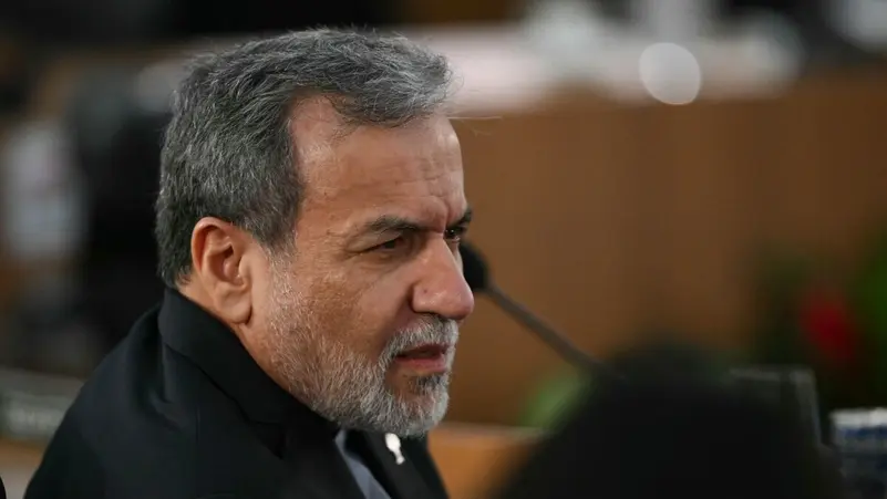 وزير الخارجية الأيراني لمذيع امريكي : نحن لا ندفع لمؤثري مواقع التواصل الاجتماعي .. ليكذبوا