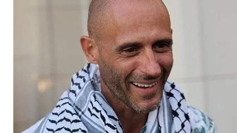 شارك بأسطول الصمود العالمي .. ناشط إيطالي يعتنق الإسلام بعد اعتقاله من البحرية الاسرائيلية