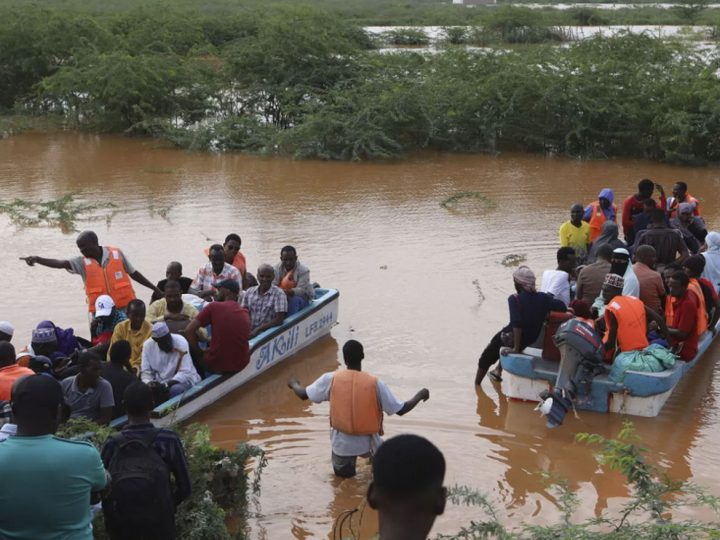 انهيار أرضي غرب كينيا يقتل 21 شخصاً على الأقل ويدمّر أكثر من ألف منزل