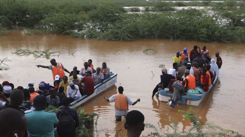 انهيار أرضي غرب كينيا يقتل 21 شخصاً على الأقل ويدمّر أكثر من ألف منزل
