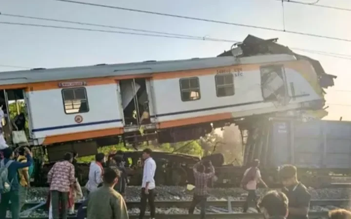 مصرع وإصابة 22 شخصاً بتصادم قطارين بالهند