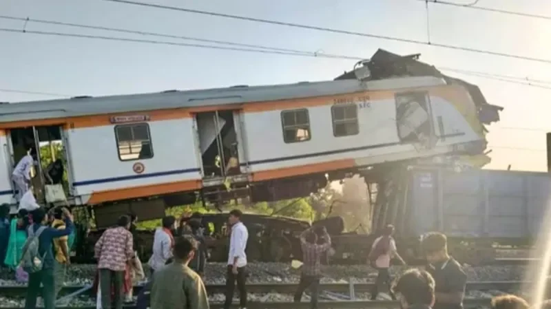 مصرع وإصابة 22 شخصاً بتصادم قطارين بالهند