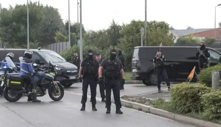 فرنسا توجه اتهامات لثلاث نساء بالتخطيط لهجوم إرهابي في باريس