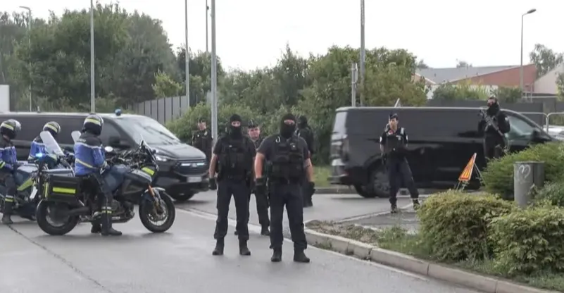 فرنسا توجه اتهامات لثلاث نساء بالتخطيط لهجوم إرهابي في باريس