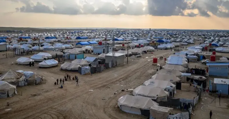 المرصد السوري: مغادرة أكثر من 290 عائلة عراقية وسورية من مخيم الهول ضمن برنامج “العودة الطوعية”