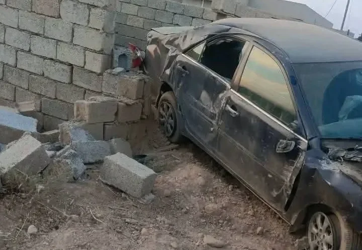 حادث طريف في كركوك: محاولة تفادي دجاجة تنتهي بتحطم سيارة وسياج منزل