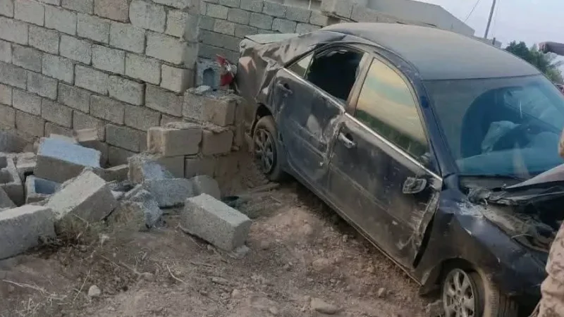 حادث طريف في كركوك: محاولة تفادي دجاجة تنتهي بتحطم سيارة وسياج منزل