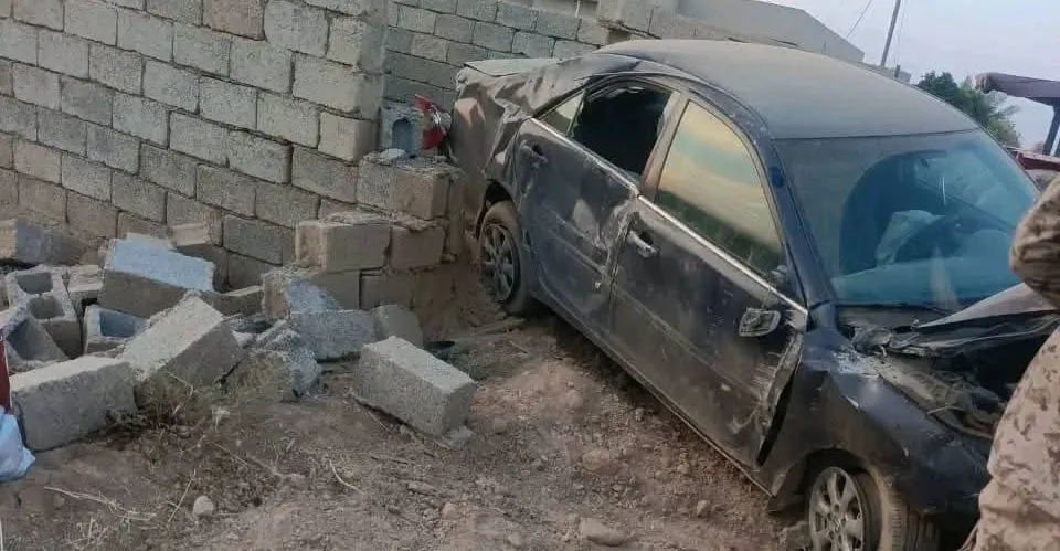 حادث طريف في كركوك: محاولة تفادي دجاجة تنتهي بتحطم سيارة وسياج منزل