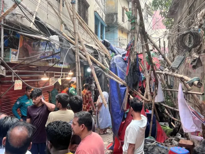 زلزال قوي يضرب بنغلاديش: 9 قتلى وأكثر من 300 مصاب وأضرار واسعة في العاصمة دكا