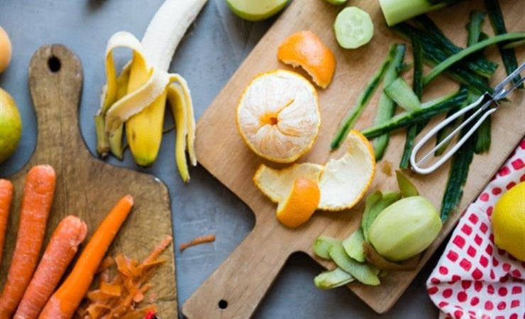 قشور الفواكه… كنز غذائي مهمل يدعم المناعة ويحسّن الهضم