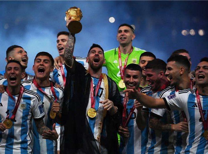 ميسي يرد على رونالدو بطريقته الخاصة.. لوح بكأس العالم