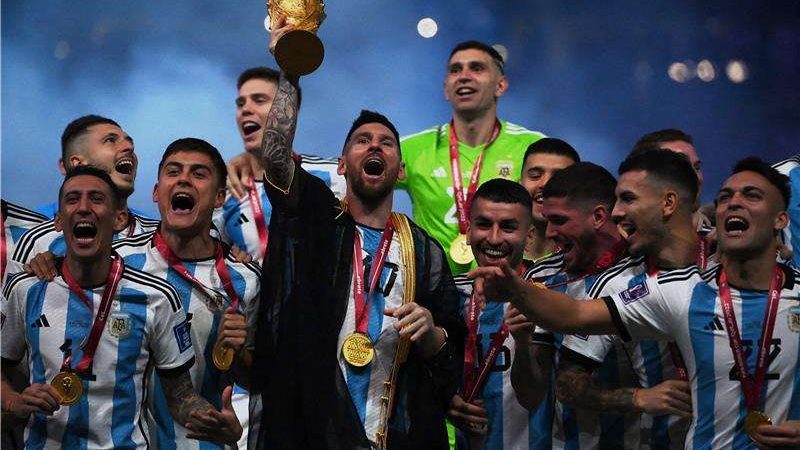 ميسي يرد على رونالدو بطريقته الخاصة.. لوح بكأس العالم