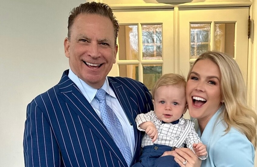 فارق 32 عاما.. أصغر ناطقة باسم البيت الأبيض في التاريخ تتحدث عن زواجها المثير للجدل