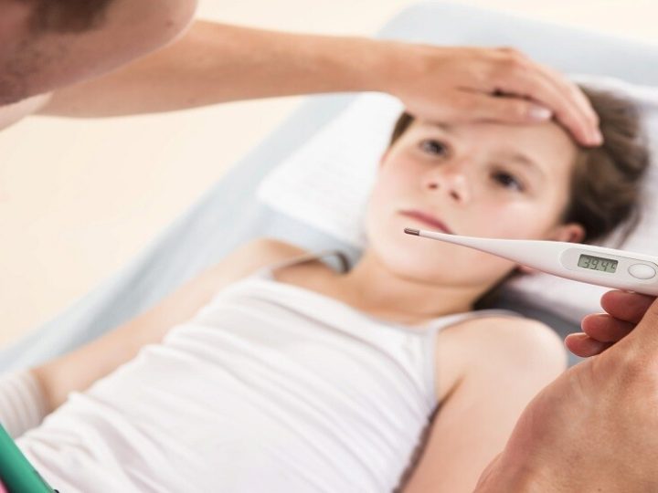 أخطاء شائعة وخطرة عند خفض حرارة الأطفال