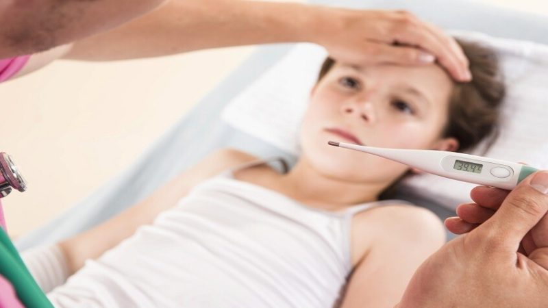 أخطاء شائعة وخطرة عند خفض حرارة الأطفال