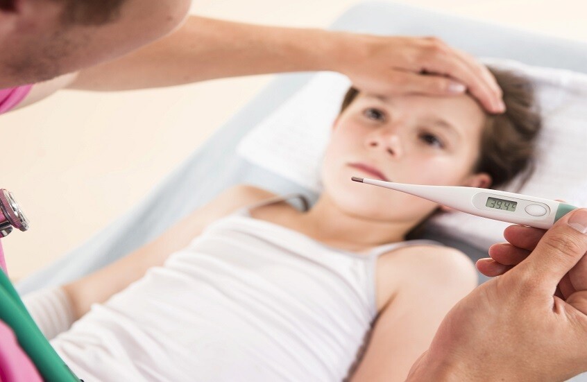 أخطاء شائعة وخطرة عند خفض حرارة الأطفال