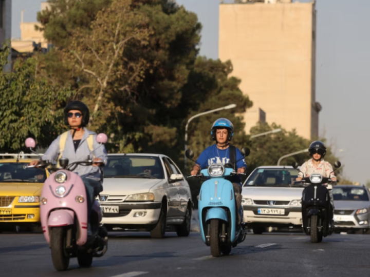 إيران: إصدار رخص قيادة الدراجات النارية للنساء لا يواجه أي منع قانوني