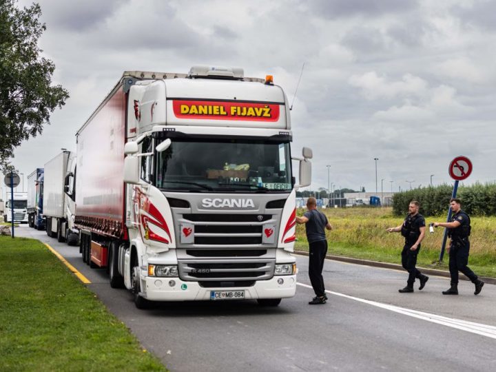 العثور على أربعة مهاجرين عراقيين أحياء داخل شاحنة مبردة في فرنسا