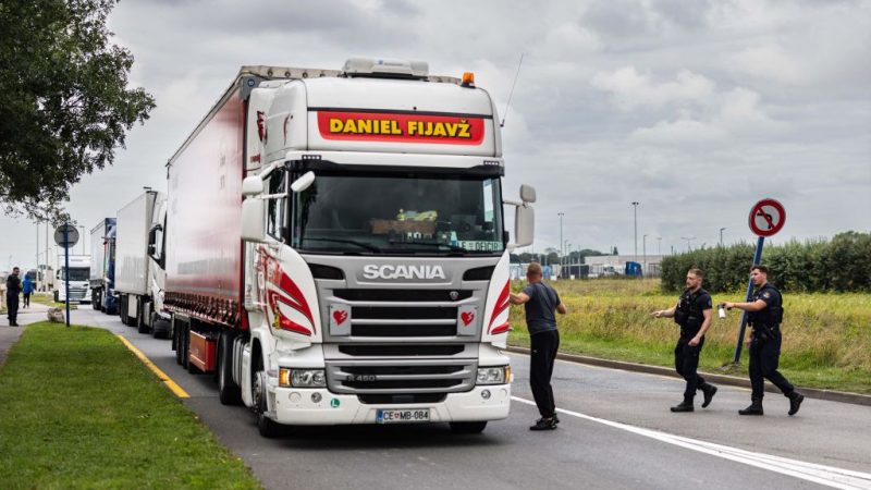 العثور على أربعة مهاجرين عراقيين أحياء داخل شاحنة مبردة في فرنسا