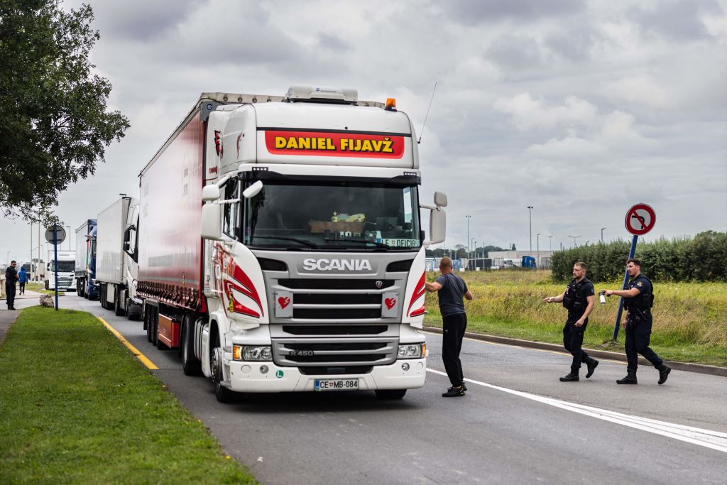 العثور على أربعة مهاجرين عراقيين أحياء داخل شاحنة مبردة في فرنسا