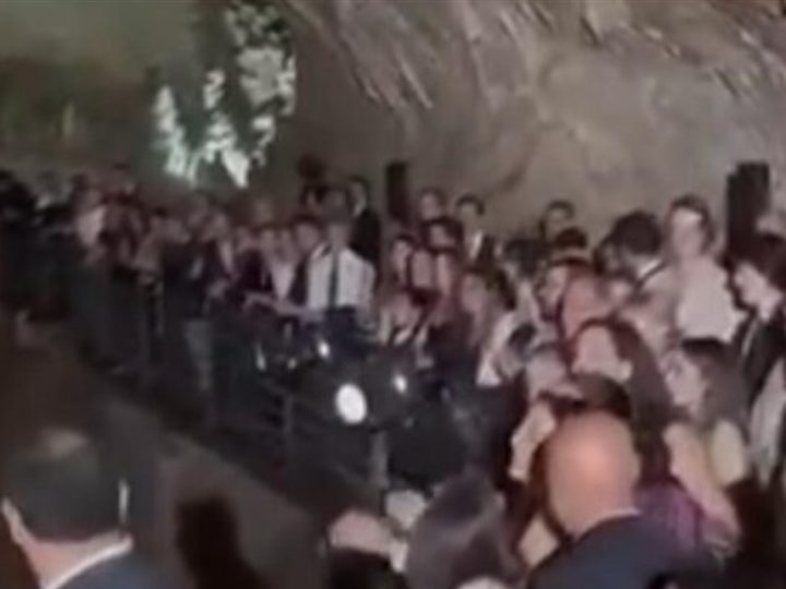 بالفيديو .. حفل زفاف صاخب ورقص وغناء داخل مغارة جعيتا يثير غضب اللبنانيين!