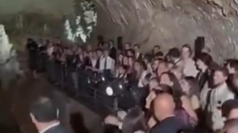بالفيديو .. حفل زفاف صاخب ورقص وغناء داخل مغارة جعيتا يثير غضب اللبنانيين!