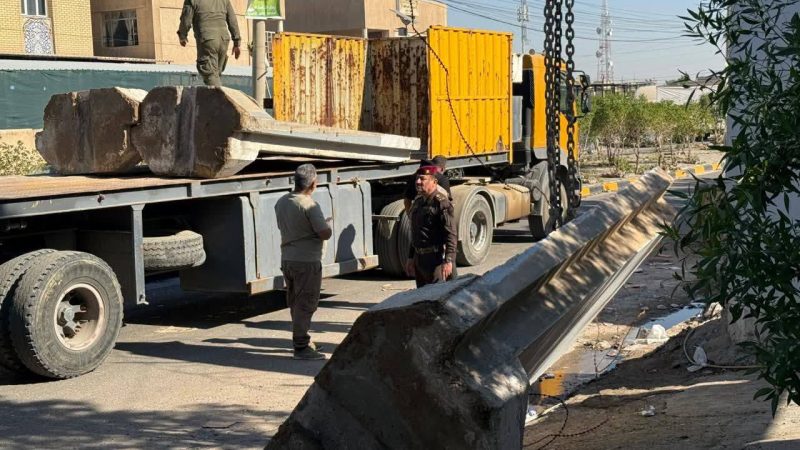 عمليات بغداد ترفع الكتل الكونكريتية حول مصرف الرافدين في الحسينية لتسهيل حركة المرور