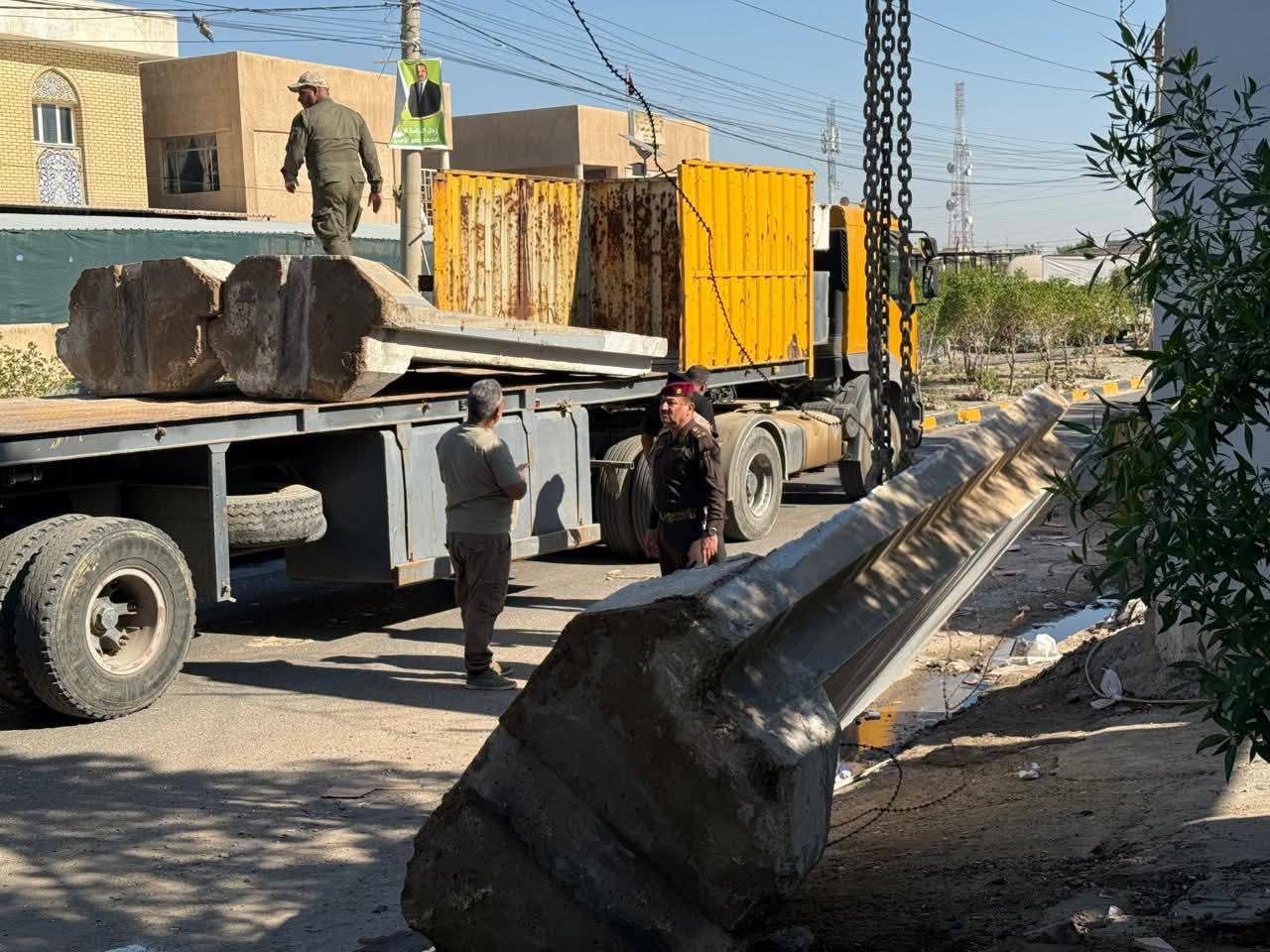 عمليات بغداد ترفع الكتل الكونكريتية حول مصرف الرافدين في الحسينية لتسهيل حركة المرور