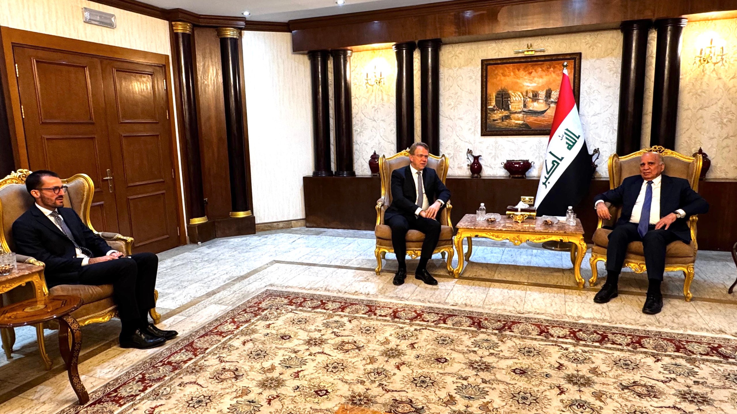 وزير الخارجية يؤكد للسفير الفرنسي الحرص على تشكيل حكومة تلبي تطلعات الشعب