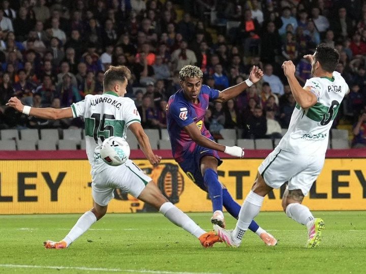 برشلونة يواصل مطاردة ريال مدريد بثلاثية في شباك إلتشي