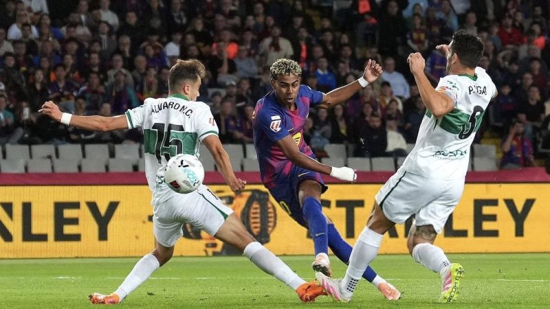 برشلونة يواصل مطاردة ريال مدريد بثلاثية في شباك إلتشي