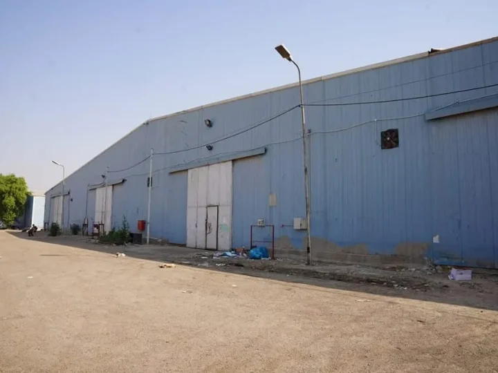 التجارة: مخازن النجف المحترقة مؤجَّرة لمستثمرين ولا صلة لها بمفوضية الانتخابات