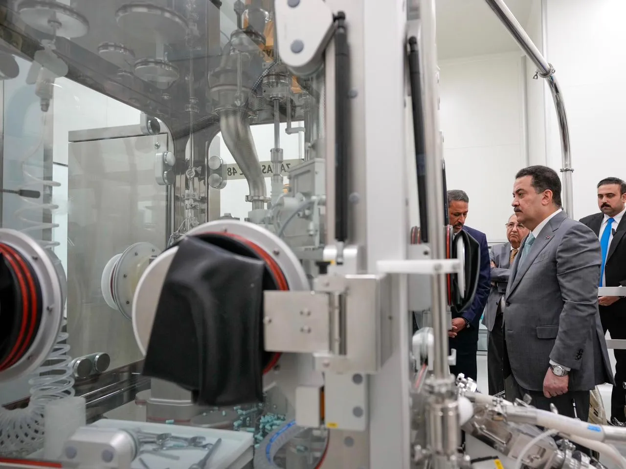 السوداني : سنبدأ بتصدير ” الأدوية ” الى الخارج و مصانعها ستستوعب خريجي كليات الصيدلة