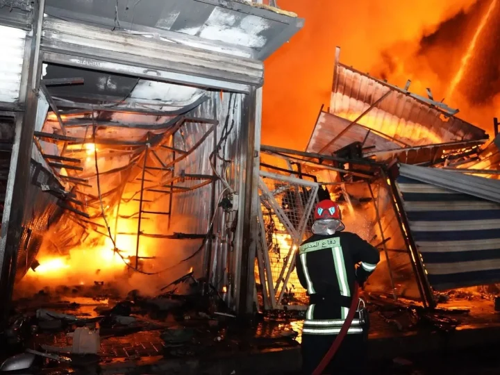 فرق الدفاع المدني تسيطر على حريق الطالبية ببغداد