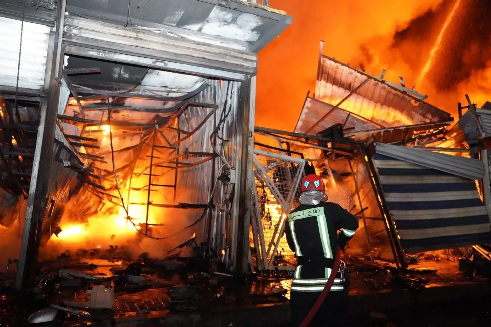 فرق الدفاع المدني تسيطر على حريق الطالبية ببغداد