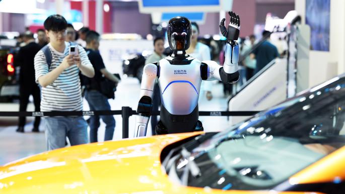 روبوت صيني شبيه بالبشر يسير 100 كيلومتر ويدخل موسوعة «غينيس»