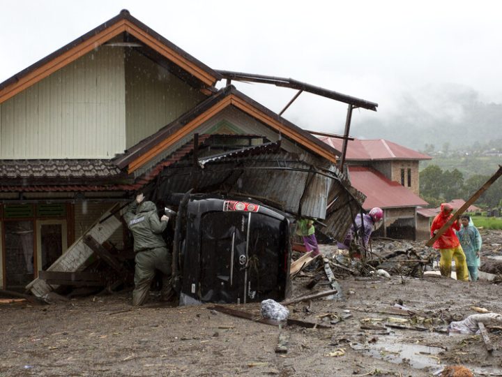 سكان جزيرة سومطرة الإندونيسية يلجأون إلى النهب بعد الفيضانات القاتلة