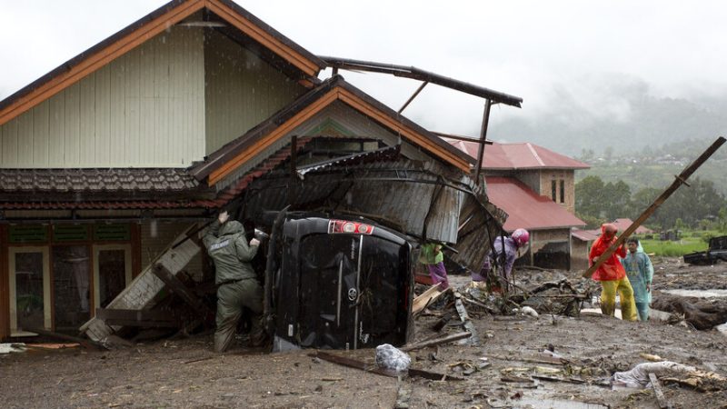 سكان جزيرة سومطرة الإندونيسية يلجأون إلى النهب بعد الفيضانات القاتلة