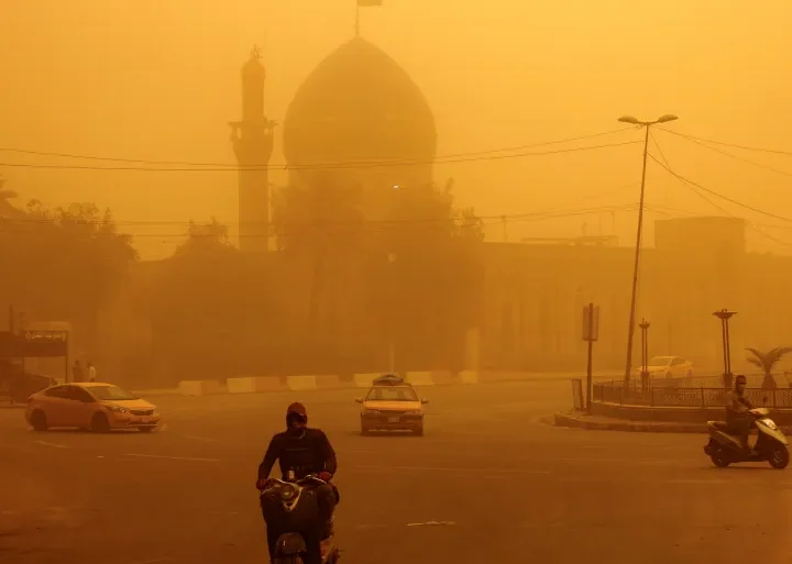 وزارة البيئة : ما شهدته بغداد اليوم ظاهرة طبيعية ومؤقتة تسمى بالضباب الدخاني