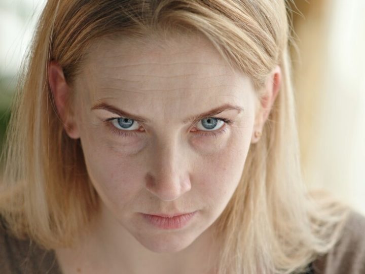 لماذا تستطيع المرأة إخفاء اضطرابها النفسي ببراعة؟